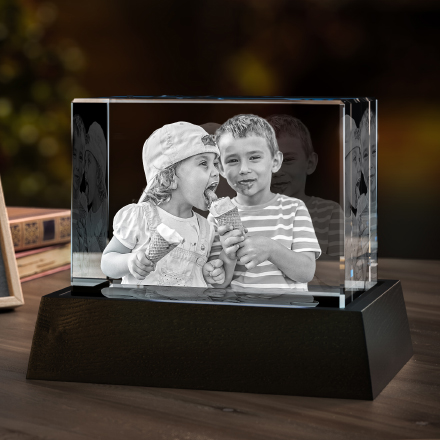En vacker familjebild ingraverad i en 3D-fotokristall med LED-ljusbas.