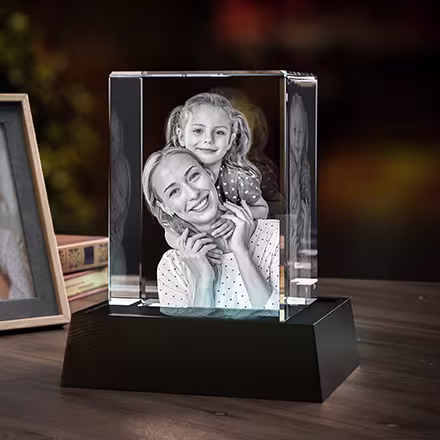 Personlig hög rektangulär 3D-fotokristall med ett verklighetstroget lasergraverat porträtt av en mamma och dotter, placerad på en LED-ljusbas.